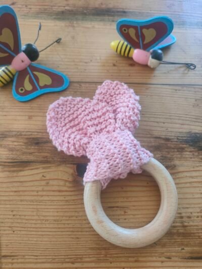 Hochet oreilles de lapin en cotonrose avec anneau de dentition en bois de hêtre (petit modèle) – Image 2