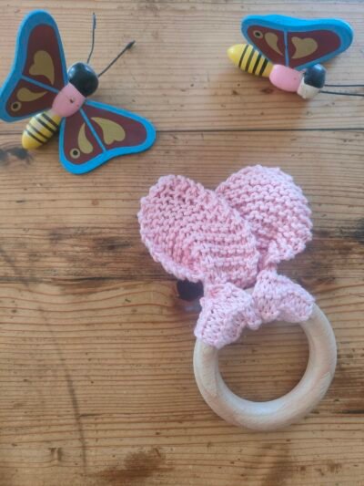 Hochet oreilles de lapin en cotonrose avec anneau de dentition en bois de hêtre (petit modèle) – Image 3