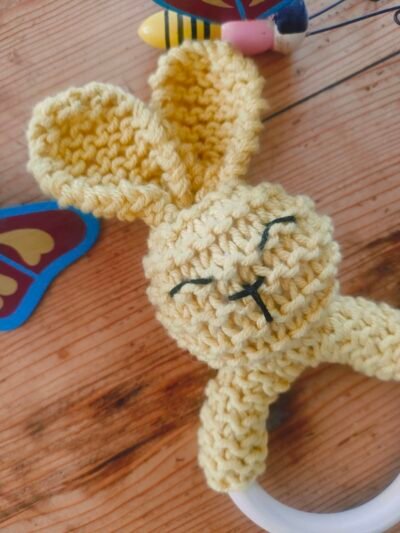 Hochet lapin en coton jaune avec anneau de dentition en bois naturel (grand modèle) – Image 3