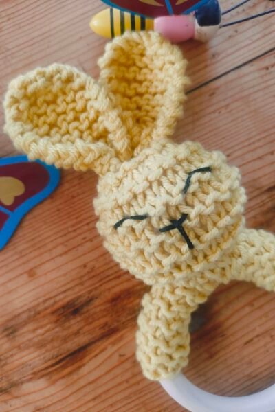 Hochet lapin en coton jaune avec anneau de dentition en bois naturel (grand modèle)