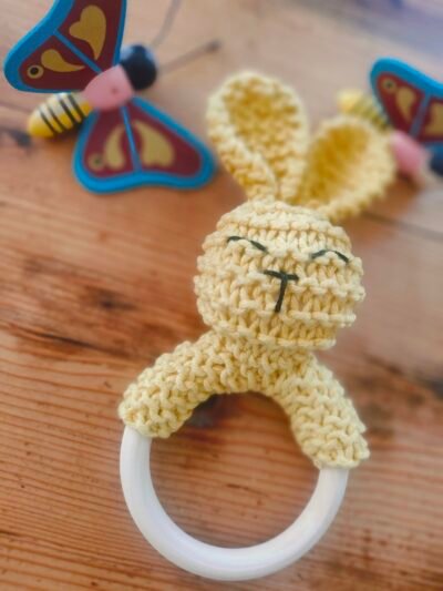 Hochet lapin en coton jaune avec anneau de dentition en bois naturel (grand modèle) – Image 2
