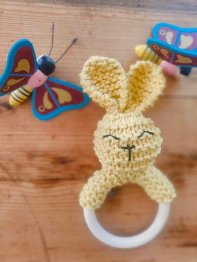 Hochet lapin en coton jaune avec anneau de dentition en bois naturel (grand modèle)