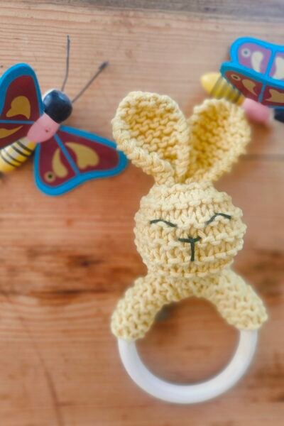 Hochet lapin en coton jaune avec anneau de dentition en bois naturel (grand modèle)