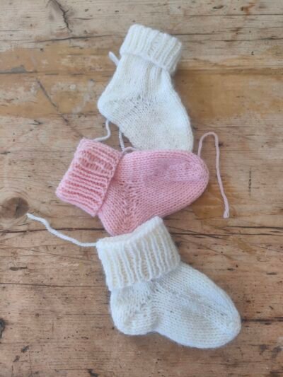 Chaussettes à pompons en mérinos (naissance-3 mois) – Image 2