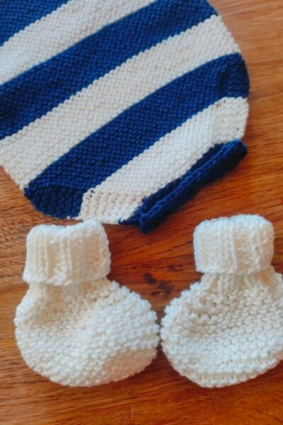 Ensemble barboteuse rayée marine/écrue et chaussons montants écrus en coton – Taille 1-3 mois