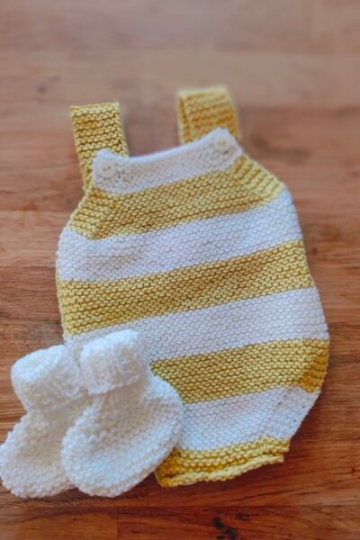 Ensemble barboteuse rayée tournesol/écrue et chaussons montants écrus en coton - Taille 1-3 mois