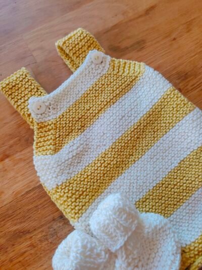 Ensemble barboteuse rayée tournesol/écrue et chaussons montants écrus en coton - Taille 1-3 mois – Image 3