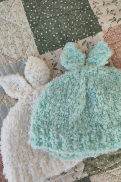 Bonnet « Lapinou » (Tailles 0-3 mois / 3-6 mois)- aig. n°4,5