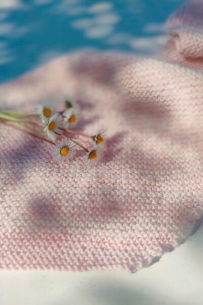 Le petit châle « doudou » pétale de rose