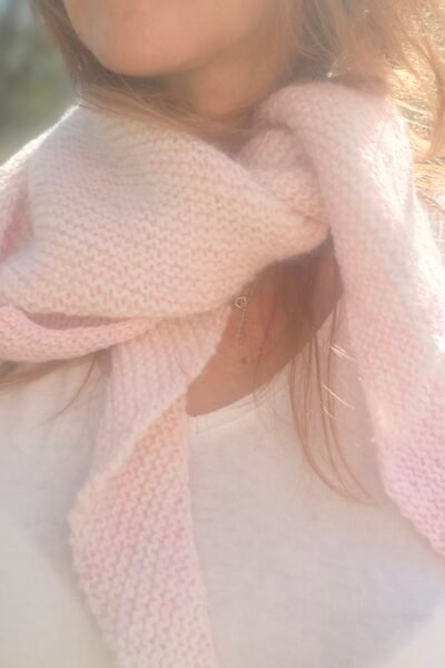 Le petit châle « doudou » pétale de rose