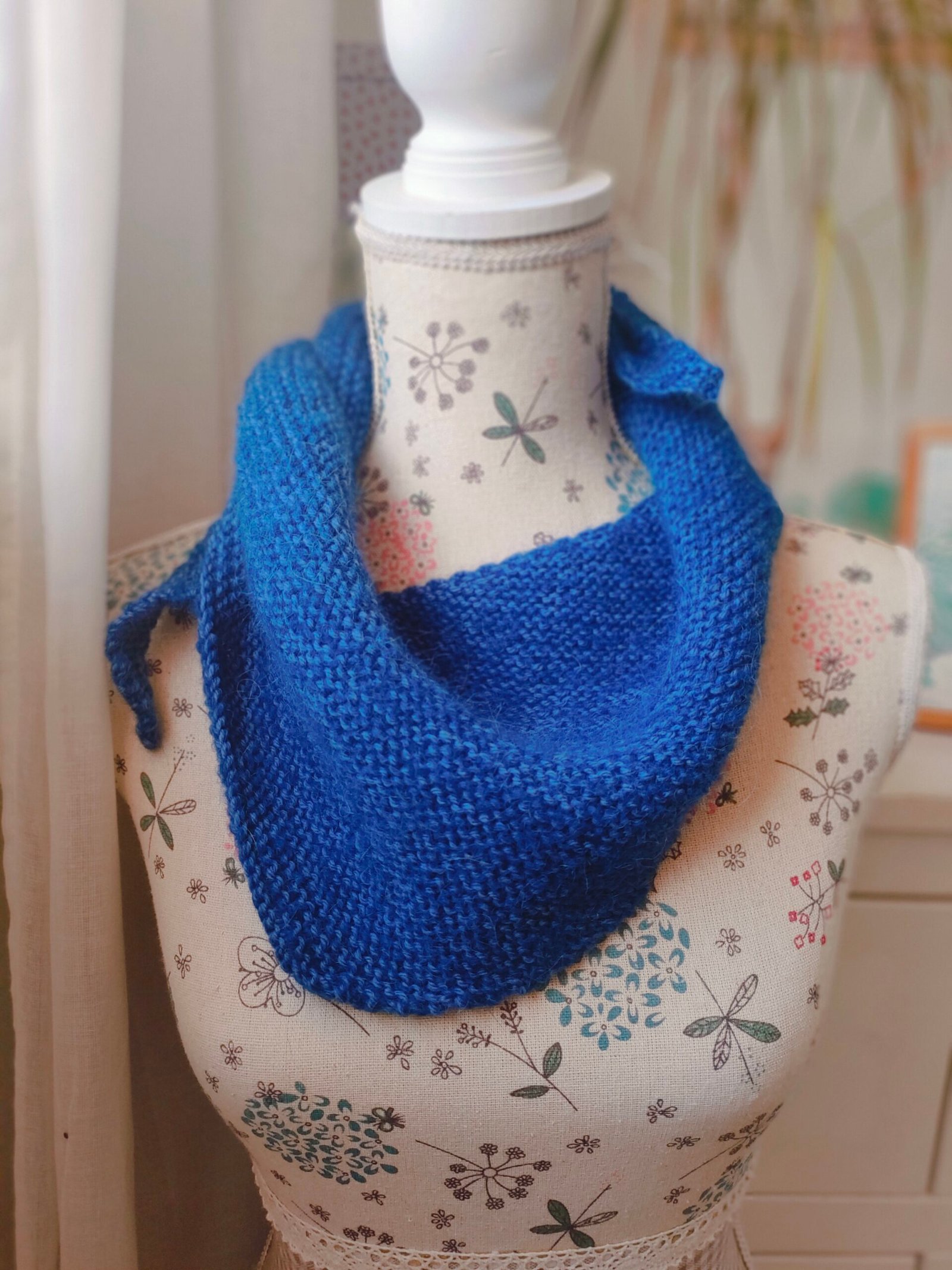 Le petit châle "doudou" bleu nuit – Image 9