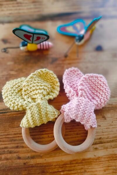 Hochet bébé oreilles de lapin en coton sur anneau bois – rose poudré – fait main