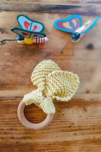 Hochet bébé oreilles de lapin en coton sur anneau bois – jaune miel – fait main