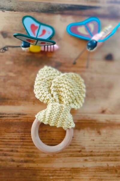 Hochet bébé oreilles de lapin en coton sur anneau bois – jaune miel – fait main