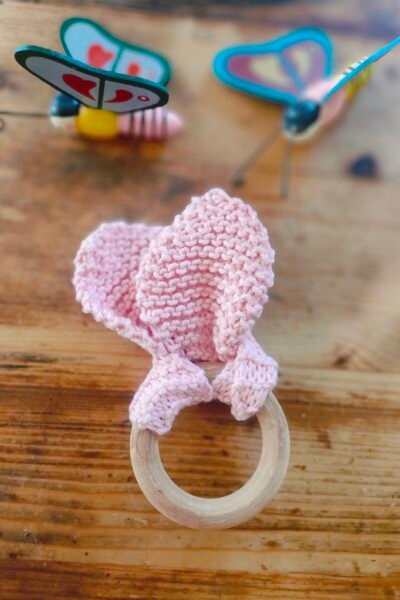 Hochet bébé oreilles de lapin en coton sur anneau bois – rose poudré – fait main