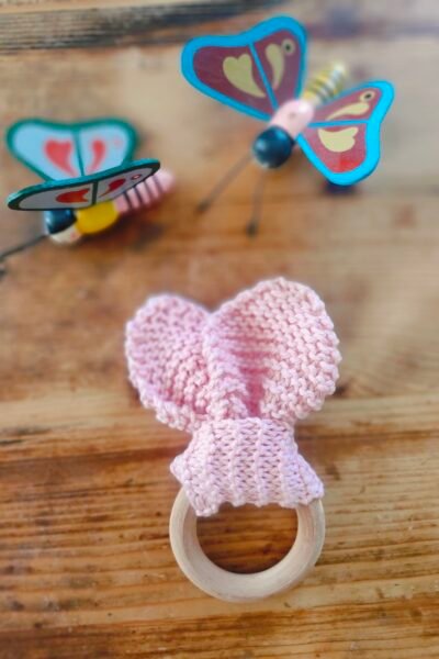 Hochet bébé oreilles de lapin en coton sur anneau bois – rose poudré – fait main
