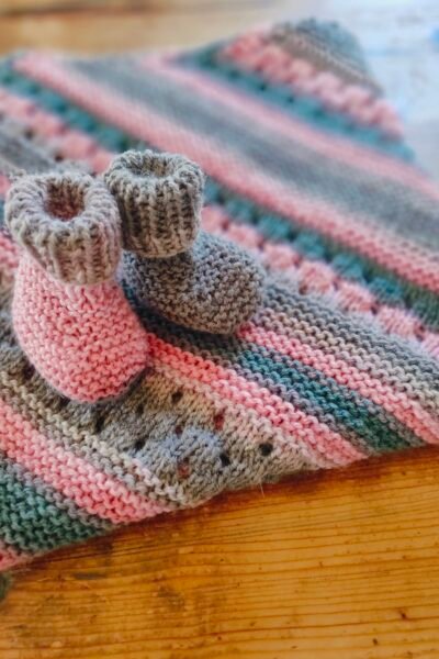 Ensemble de naissance couverture et chaussons montants assortis