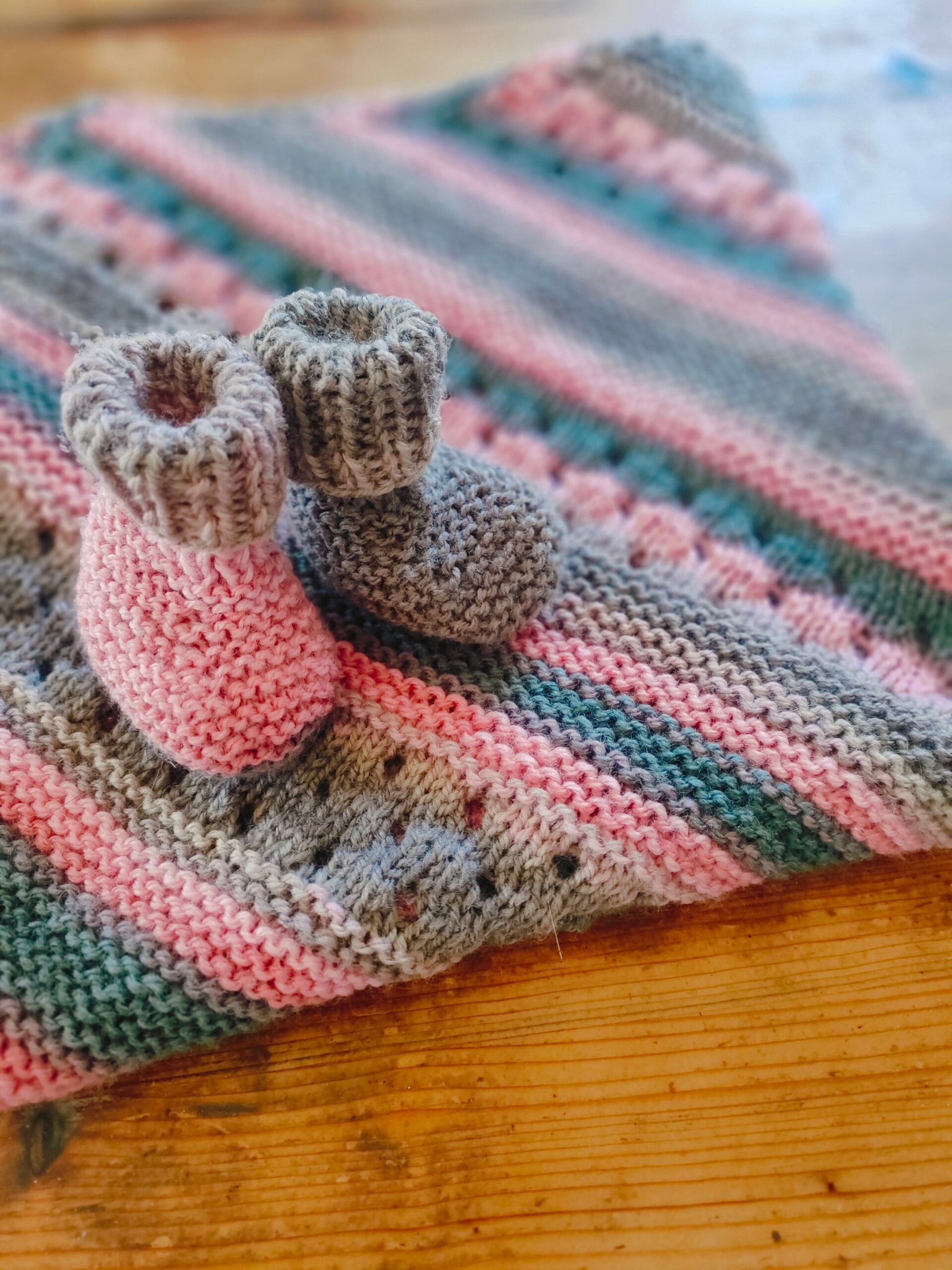 Ensemble de naissance couverture et chaussons montants assortis – Image 3
