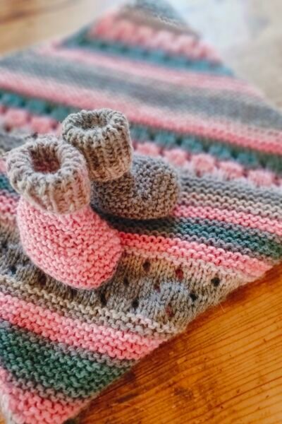 Ensemble de naissance couverture et chaussons montants assortis