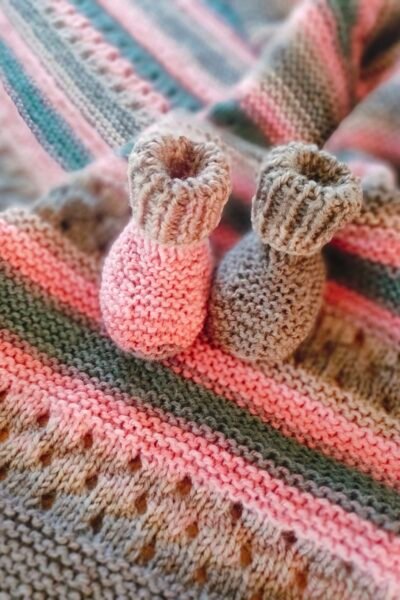 Ensemble de naissance couverture et chaussons montants assortis