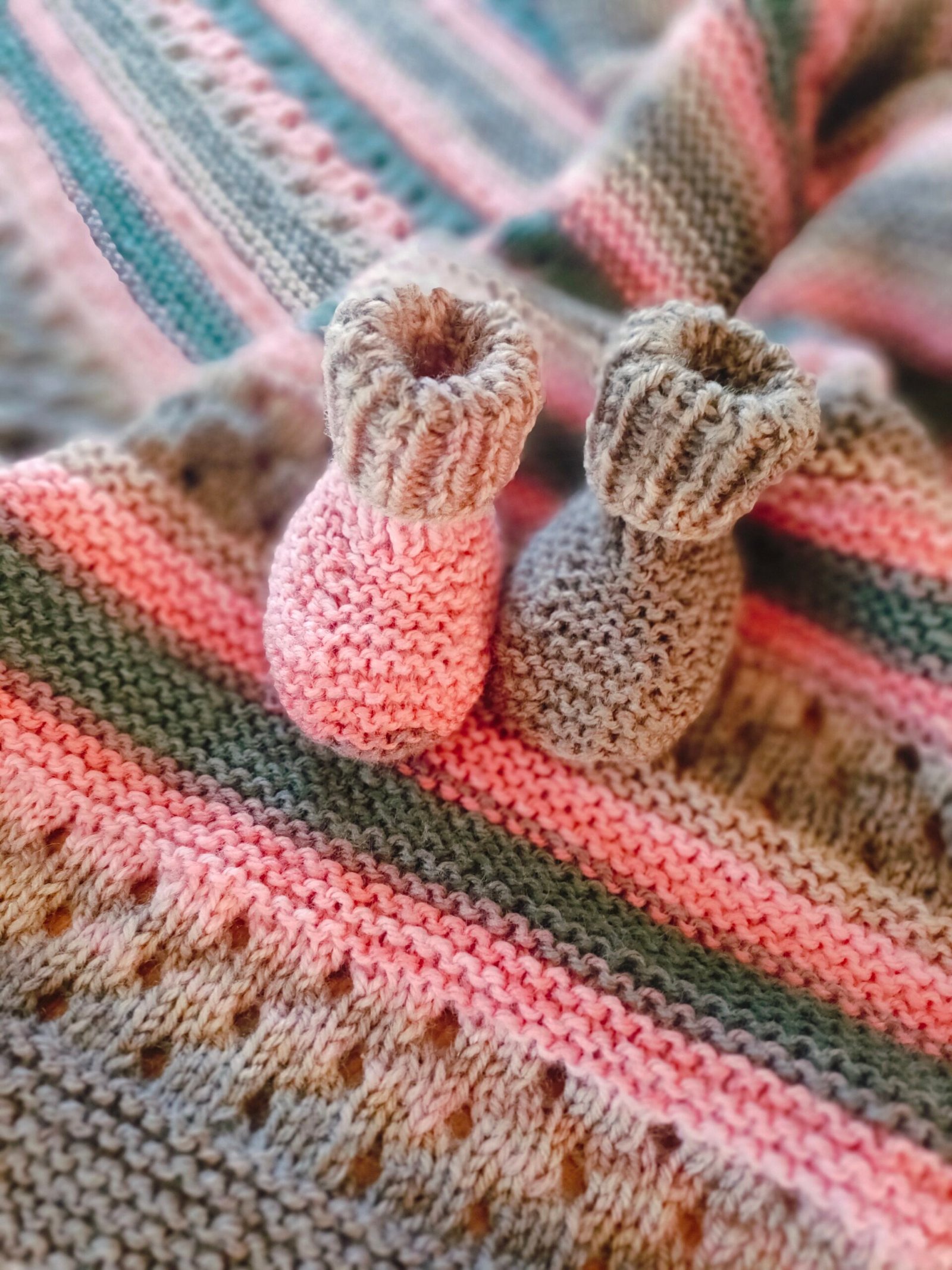 Ensemble de naissance couverture et chaussons montants assortis – Image 2