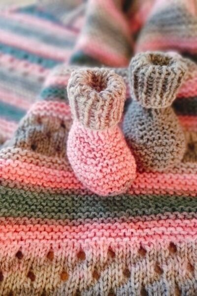 Ensemble de naissance couverture et chaussons montants assortis