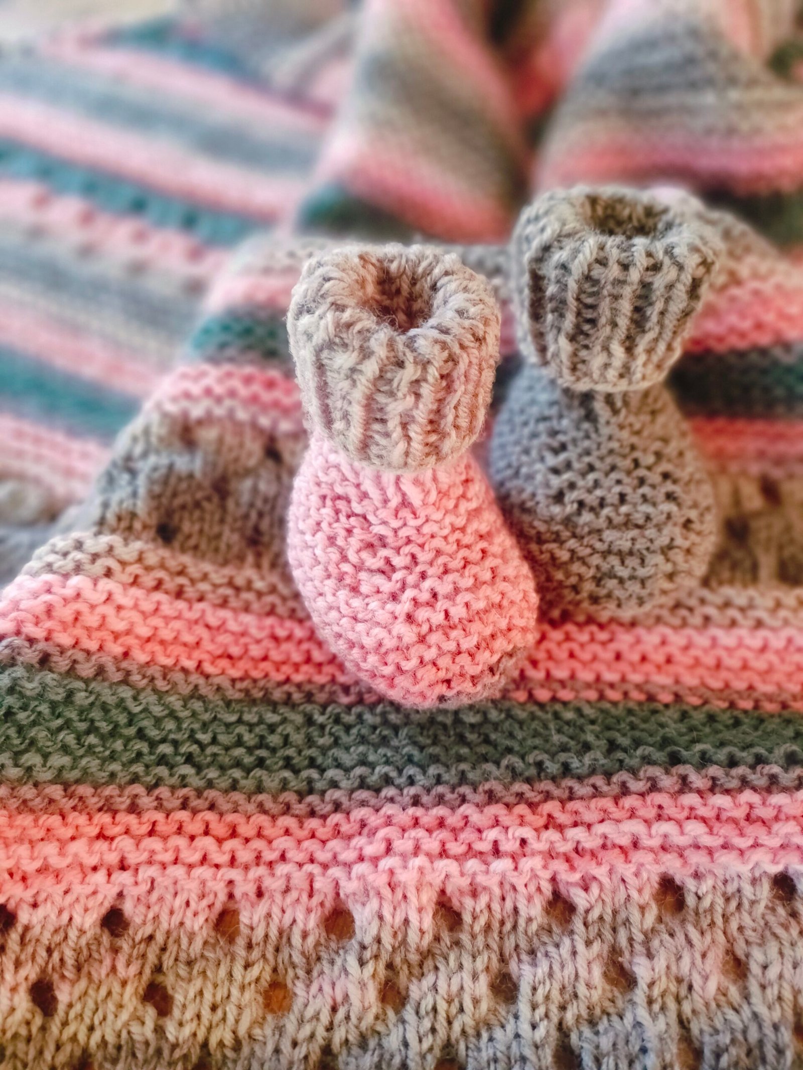 Ensemble de naissance couverture et chaussons montants assortis – Image 4