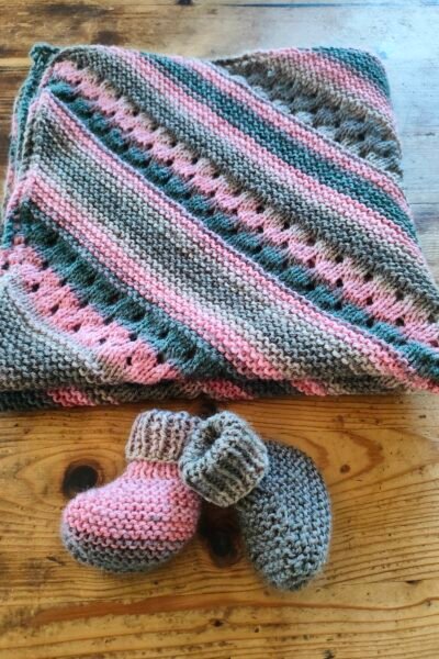 Ensemble de naissance couverture et chaussons montants assortis