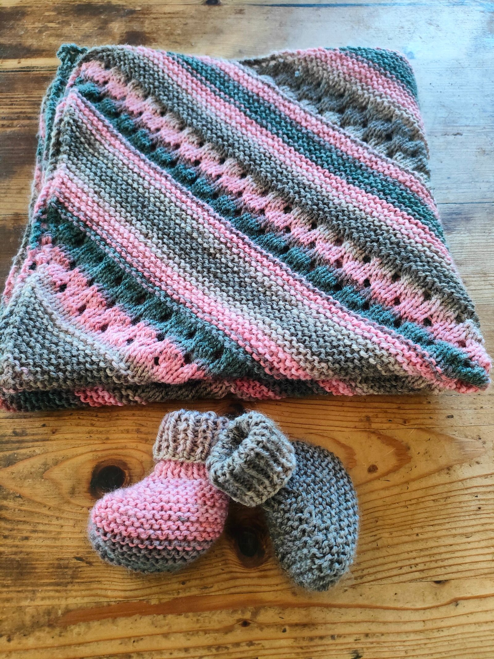 Ensemble de naissance couverture et chaussons montants assortis – Image 5