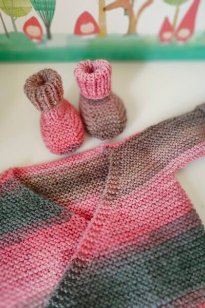 Ensemble naissance brassière cache-coeur et chaussons assortis – 0-3 mois