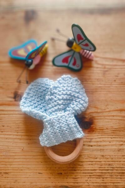 Hochet bébé oreilles de lapin en coton sur anneau bois – bleu ciel – fait main