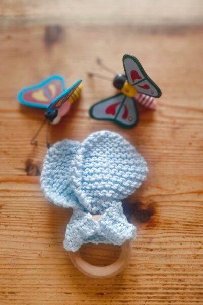 Hochet bébé oreilles de lapin en coton sur anneau bois – bleu ciel – fait main
