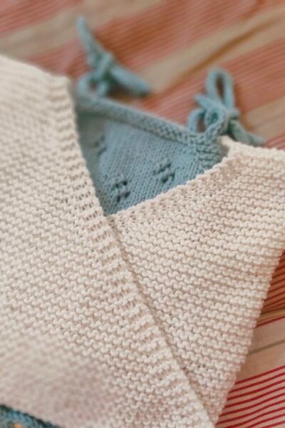 Ensemble bébé brassière écrue et barboteuse bleu tendre en coton – naissance-1 mois – fait main