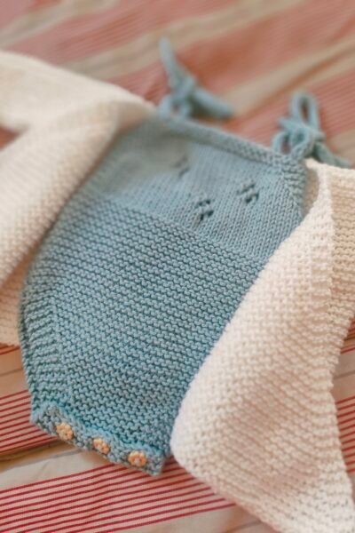 Ensemble bébé brassière écrue et barboteuse bleu tendre en coton – naissance-1 mois – fait main