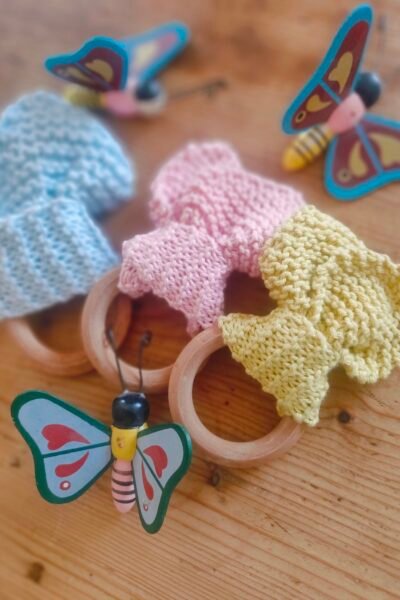 Hochet bébé oreilles de lapin en coton sur anneau bois – bleu ciel – fait main