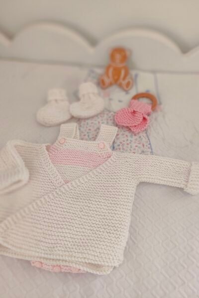 Ensemble naissance en coton – brassière cache-coeur, barboteuse rayée et chaussons montants – naissance-3 mois