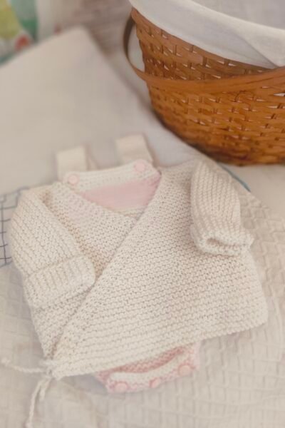 Ensemble naissance bébé en coton – brassière, barboteuse et ballerines – Naissance-3 mois