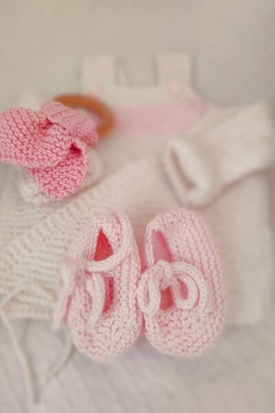 Ensemble naissance bébé en coton – brassière, barboteuse et ballerines – Naissance-3 mois