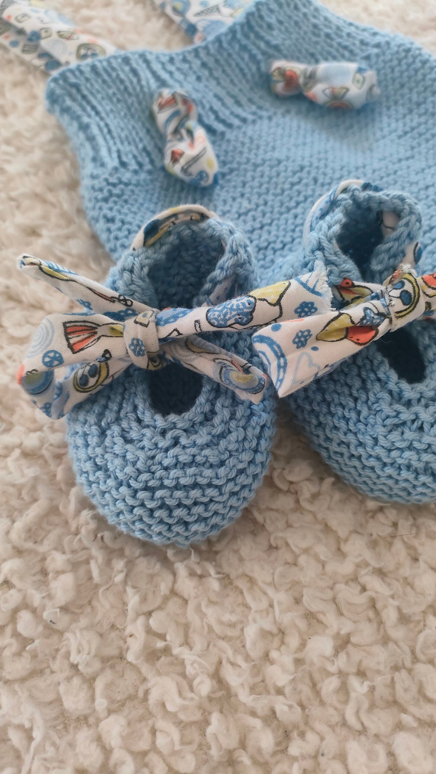 Ensemble bébé Bloomer à bretelles, ballerines et hochet - bleu ciel - 0-3 mois - 100 % coton – Image 4