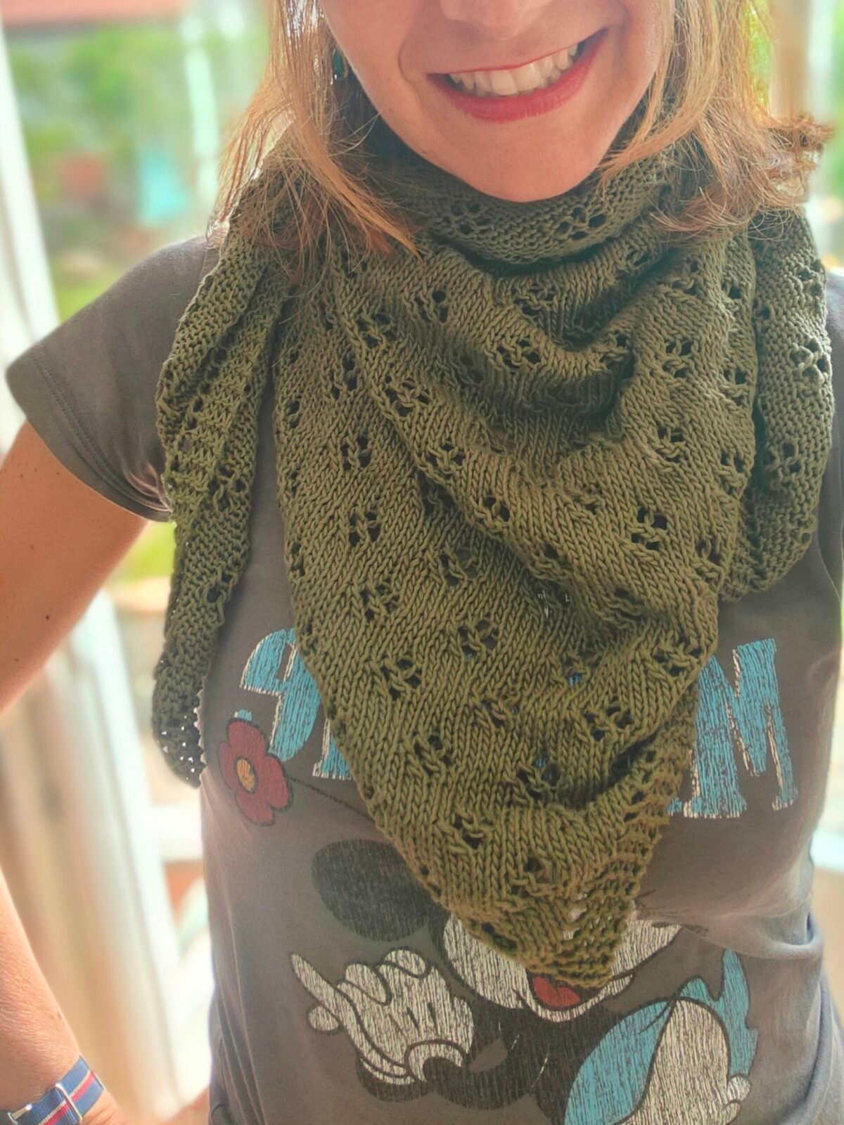 Châle ajouré en coton vert kaki porté