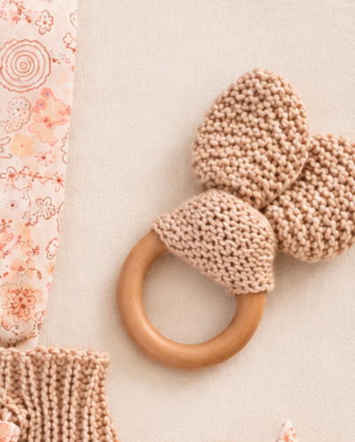 Ensemble bébé Bloomer à bretelles, ballerines et hochet – beige sable – 0-3 mois – 100 % coton