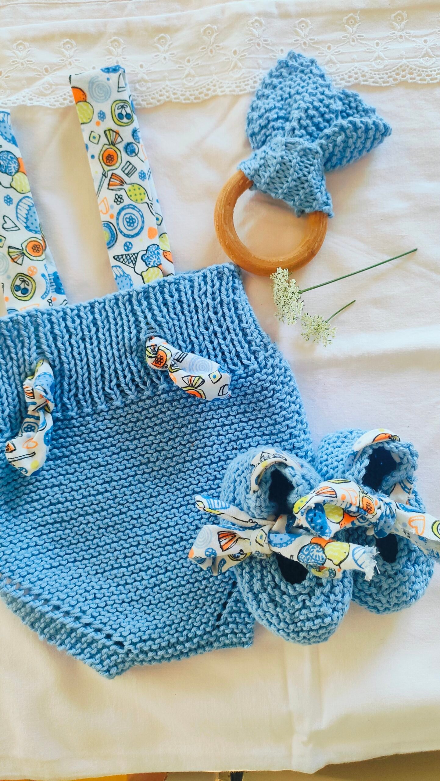 Ensemble bébé Bloomer à bretelles, ballerines et hochet - bleu ciel - 0-3 mois - 100 % coton