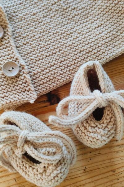 Ensemble Noisette brassière & ballerines – DMC Woolly 100 % mérinos – Naissance à 6 mois