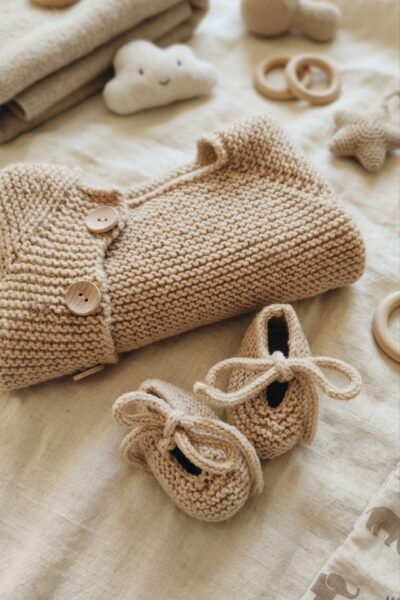 Ensemble Noisette brassière & ballerines – DMC Woolly 100 % mérinos – Naissance à 6 mois