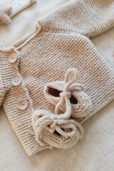 Ensemble Noisette brassière & ballerines – DMC Woolly 100 % mérinos – Naissance à 6 mois